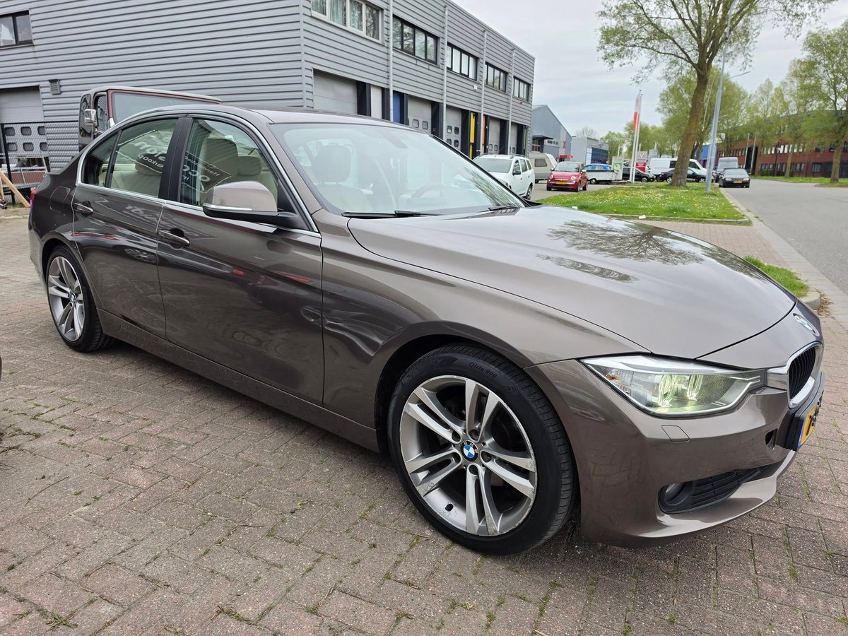 BMW 320i